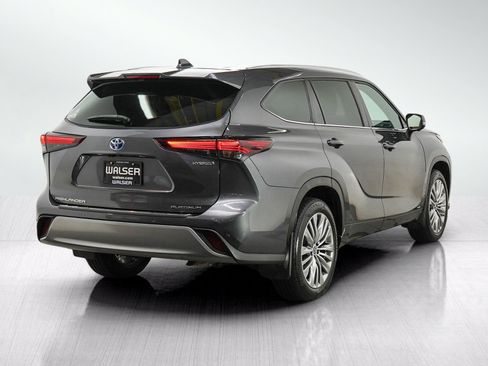 Used 2024 Toyota Highlander Platinum AWD/4WD image 5