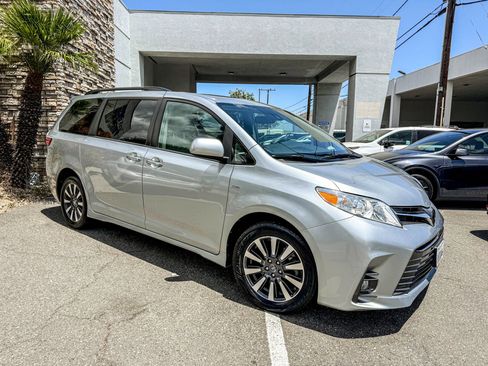 Used 2019 Toyota Sienna XLE w/ XLE Navigation Package AWD/4WD image 1