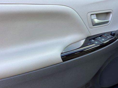 Used 2017 Toyota Sienna XLE Premium image 12