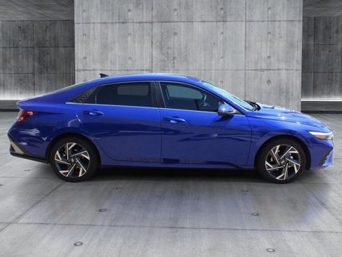 Used 2025 Hyundai Elantra Limited FWD image 6