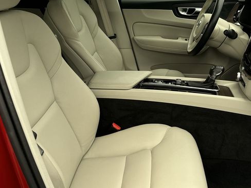 Used 2021 Volvo XC60 T6 Momentum w/ Premium Package image 22