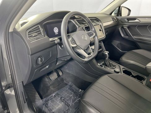 Used 2022 Volkswagen Tiguan SE image 9
