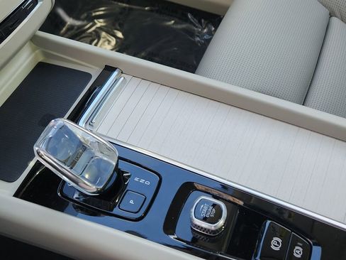 New 2026 Volvo XC60 B5 Ultra w/ Climate Package image 10