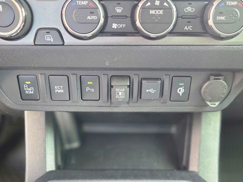 Used 2022 Toyota Tacoma TRD Off-Road w/ Technology Package AWD/4WD image 24