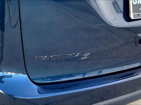 Used 2025 Chrysler Pacifica Limited FWD image 31