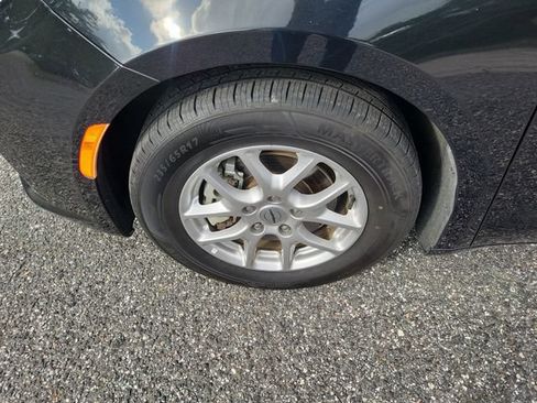 Used 2023 Chrysler Pacifica Touring-L FWD image 5