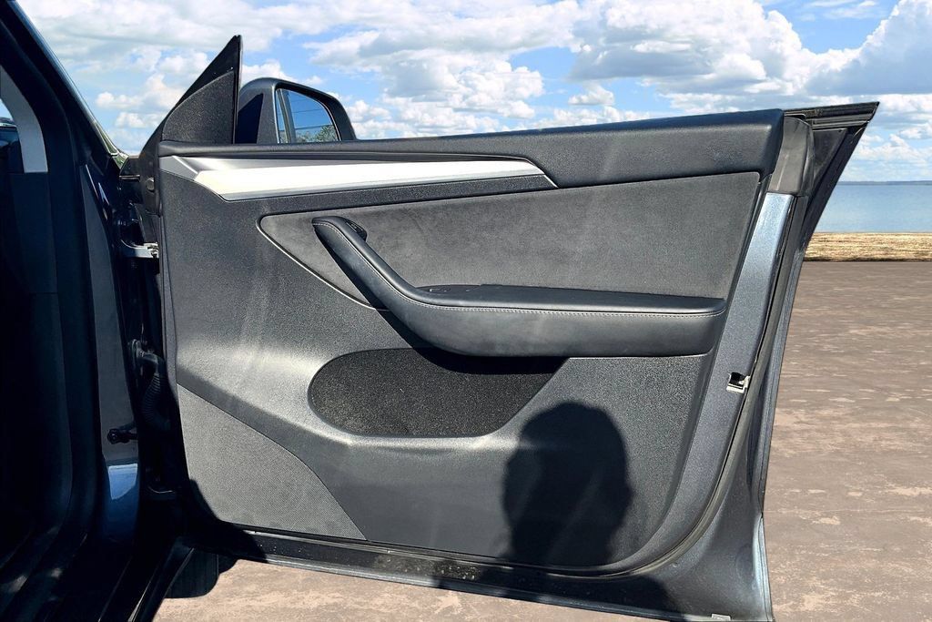 Used 2022 Tesla Model Y Performance AWD/4WD image 26