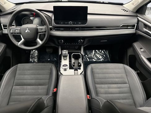 Used 2025 Mitsubishi Outlander SE image 14