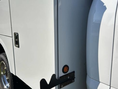 Used 2017 Ford F550 4x4 Regular Cab Super Duty image 38