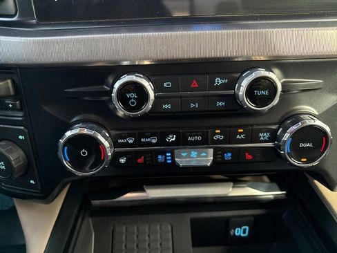 Used 2025 Ford F350 Platinum w/ Platinum Plus Package image 25