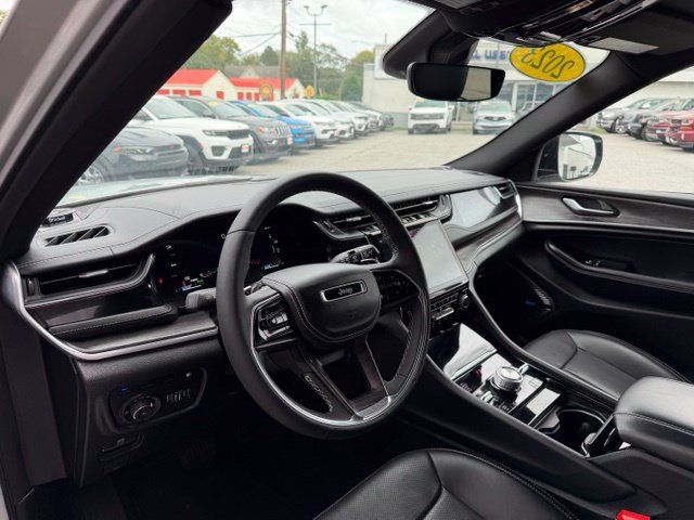 Used 2023 Jeep Grand Cherokee Overland AWD/4WD image 6