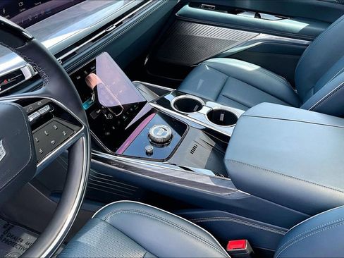 Certified 2025 Cadillac Escalade IQ Luxury 2 w/ LPO, Premium Carpet Package AWD/4WD image 18