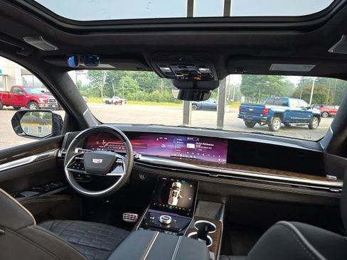 Used 2025 Cadillac Escalade Sport Platinum AWD/4WD image 2