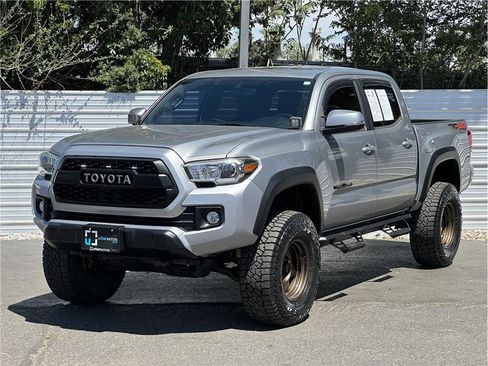 Used 2017 Toyota Tacoma TRD Off-Road AWD/4WD image 6