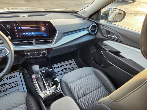 Used 2025 Chevrolet Trax LT w/ LT Convenience Package image 16