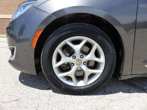 Used 2019 Chrysler Pacifica Touring-L Plus w/ Tire & Wheel Group FWD image 13