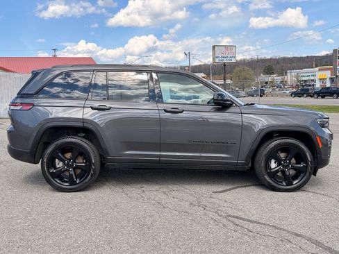 Used 2025 Jeep Grand Cherokee Limited w/ Black Appearance Package AWD/4WD image 7