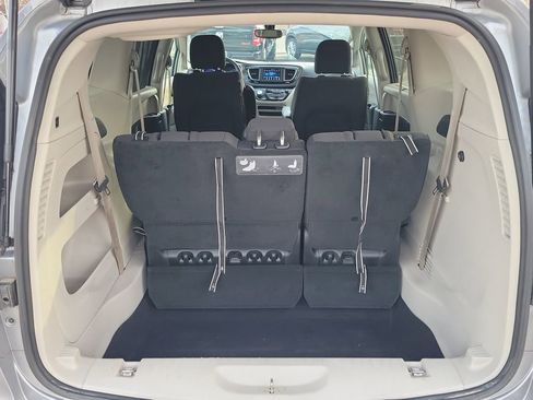 Used 2020 Chrysler Pacifica Touring w/ Tire & Wheel Group image 8