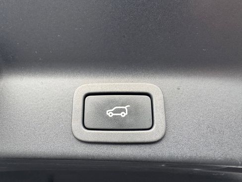 Used 2018 Jaguar F-PACE Premium image 21