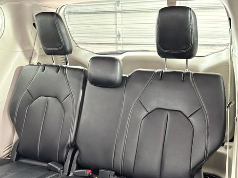Used 2023 Chrysler Pacifica Touring-L FWD image 11