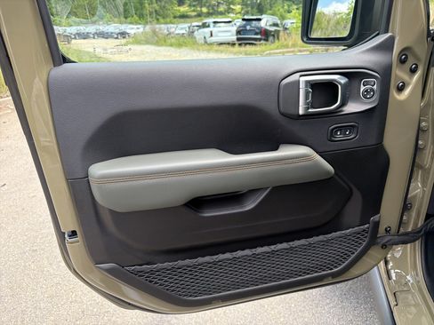 Used 2025 Jeep Gladiator Mojave AWD/4WD image 10