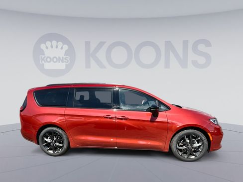 New 2026 Chrysler Pacifica Limited w/ S Appearance Package image 8