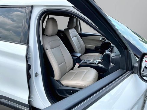 Used 2020 Ford Explorer XLT w/ Equipment Group 202A AWD/4WD image 31