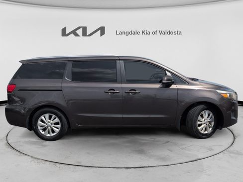 Used 2017 Kia Sedona LX w/ LX Essentials Premium Package FWD image 3