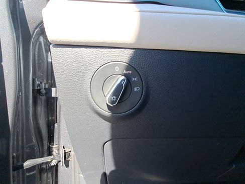 Certified 2025 Volkswagen Taos SE image 25