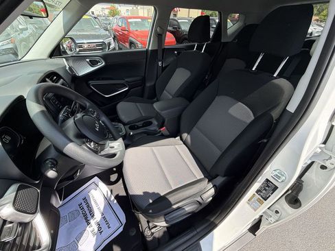 Used 2025 Kia Soul LX w/ LX Technology Package FWD image 17