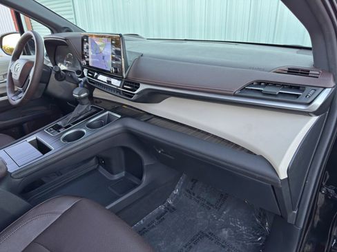 Used 2024 Toyota Sienna Platinum image 15