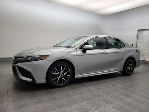 Used 2021 Toyota Camry SE image 2