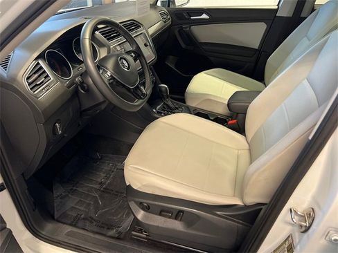 Used 2021 Volkswagen Tiguan SE w/ Panoramic Sunroof Package image 6