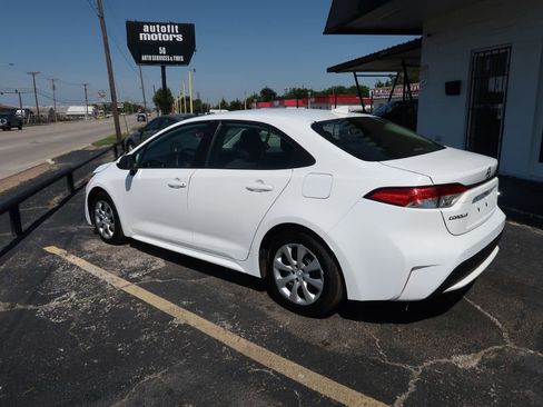 Used 2021 Toyota Corolla LE w/ Carpet Mat Package (TMS) image 4