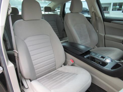Used 2020 Ford Fusion SE FWD image 9