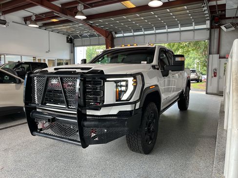 Used 2024 GMC Sierra 3500 AT4 w/ AT4 Premium Plus Package AWD/4WD image 4