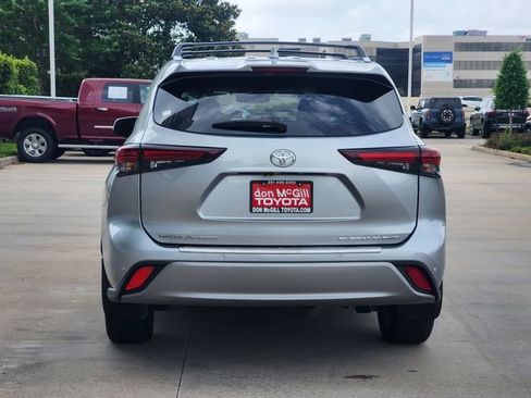 Certified 2025 Toyota Highlander Platinum AWD/4WD image 6