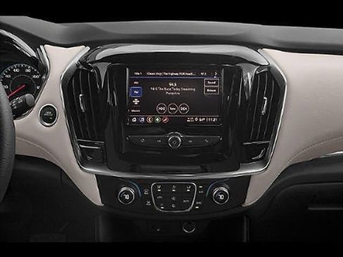 Used 2022 Chevrolet Traverse LS FWD image 18