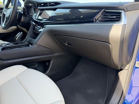 Certified 2024 Cadillac XT6 Sport w/ LPO, ONYX Package image 12