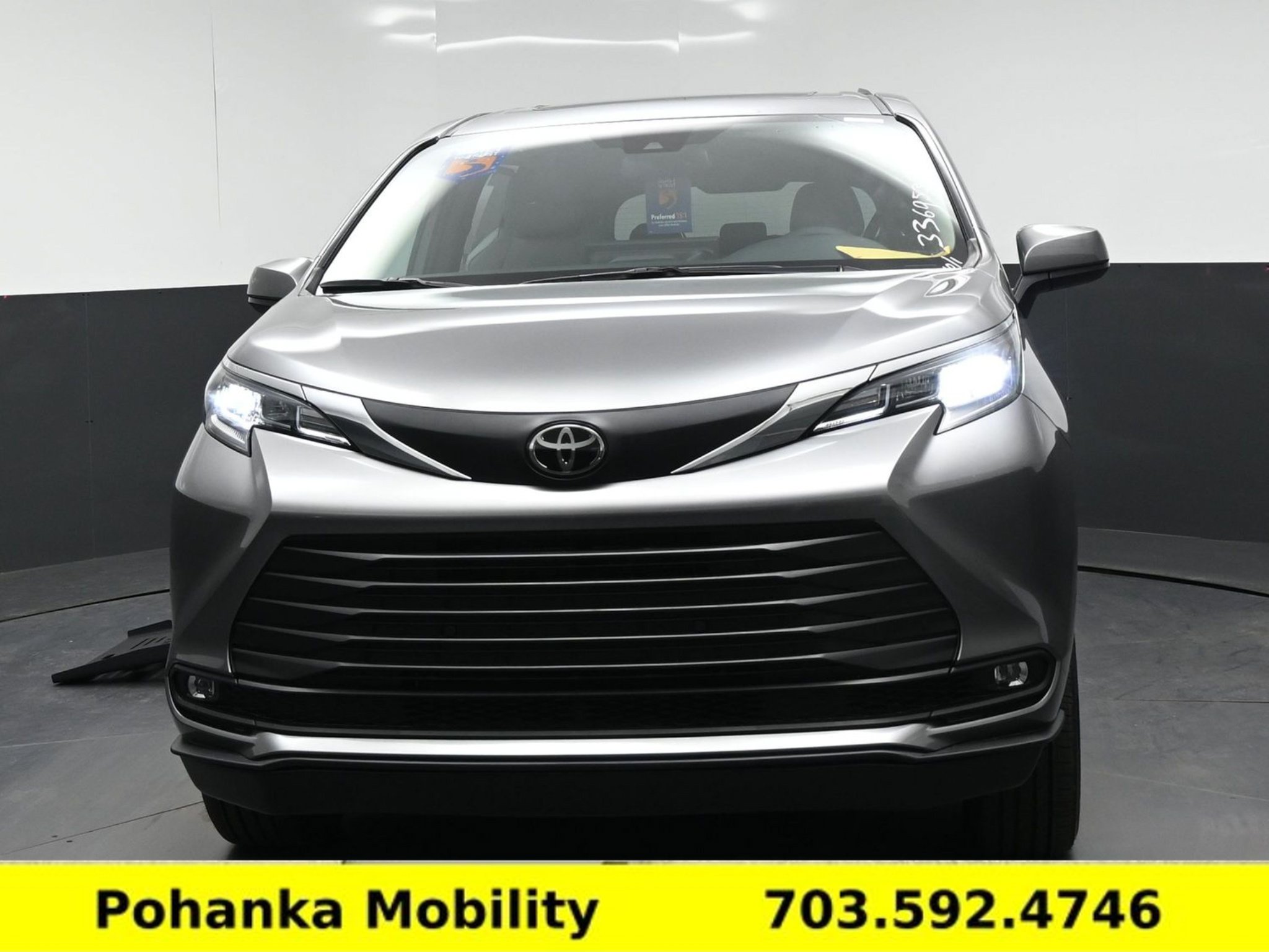 Used 2026 Toyota Sienna XLE FWD image 2