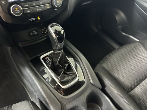 Used 2020 Nissan Rogue SV AWD/4WD image 18