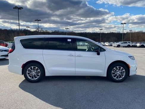 New 2026 Chrysler Pacifica Limited w/ Uconnect Theater Family Group image 9