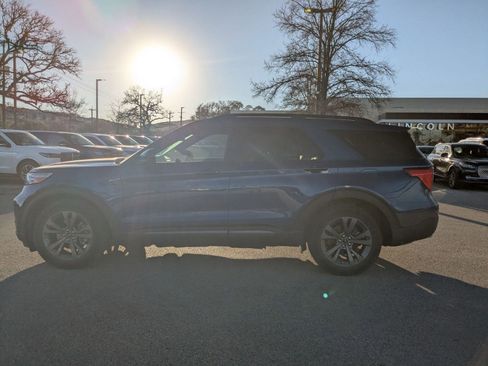 Used 2022 Ford Explorer XLT w/ Equipment Group 202A image 6