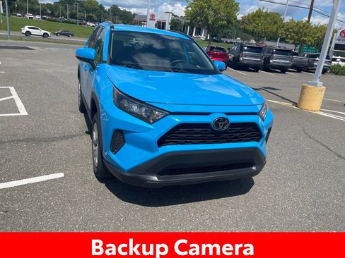 Used 2021 Toyota RAV4 LE AWD/4WD image 3