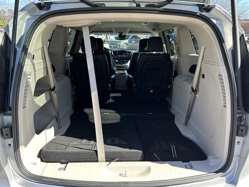Used 2023 Chrysler Pacifica Touring-L FWD image 18