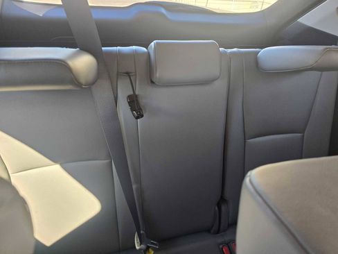 Used 2023 Toyota Highlander Limited image 16