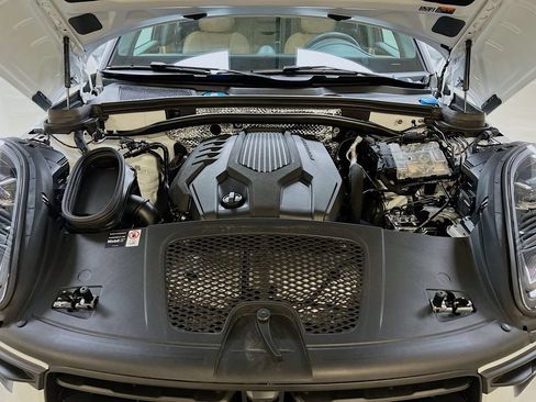 Certified 2026 Porsche Macan AWD/4WD image 32