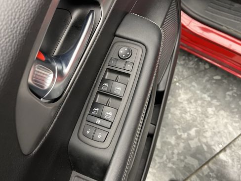 Used 2025 Chrysler Pacifica Select FWD image 8