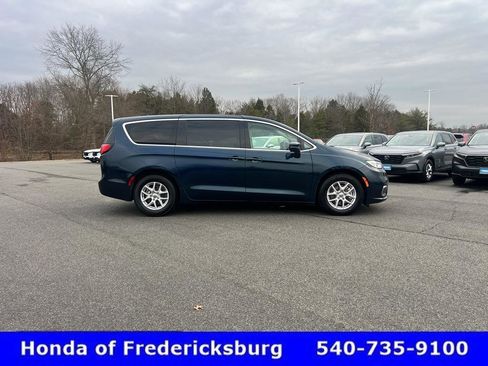 Used 2023 Chrysler Pacifica Touring-L image 8