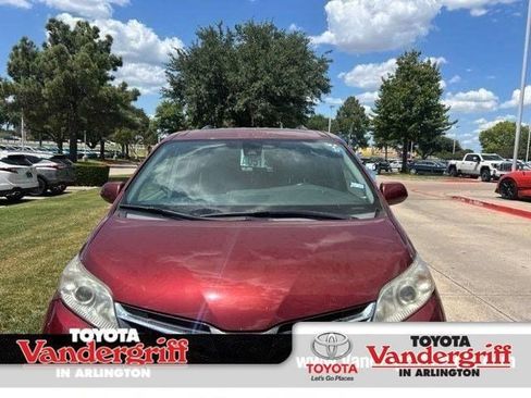 Used 2020 Toyota Sienna XLE FWD image 1
